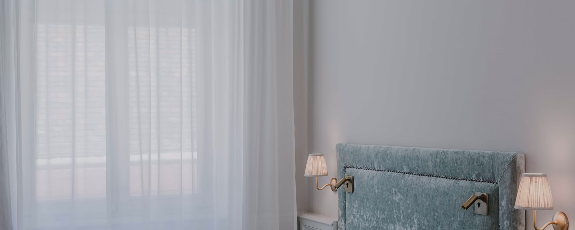 großes Einzelbett im Himmelblauem Design inkl. Schreibtisch und Kronleuchter