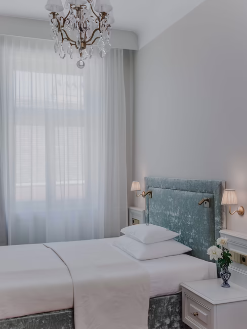 großes Einzelbett im Himmelblauem Design inkl. Schreibtisch und Kronleuchter
