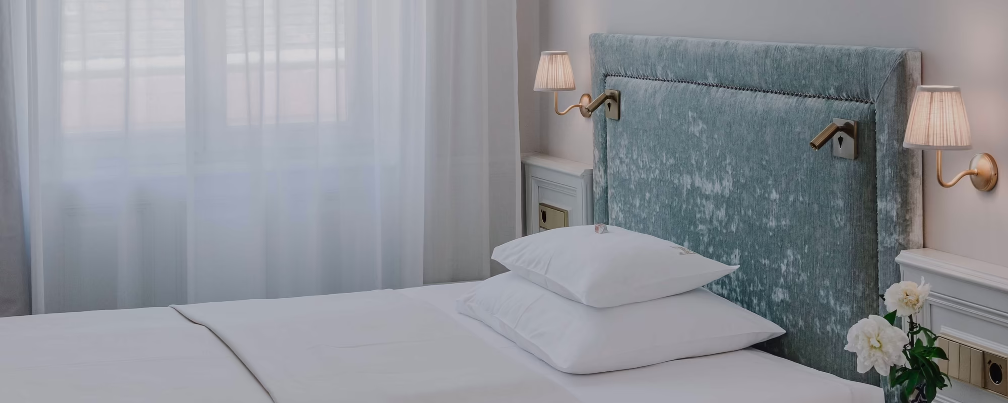 großes Einzelbett im Himmelblauem Design inkl. Schreibtisch und Kronleuchter