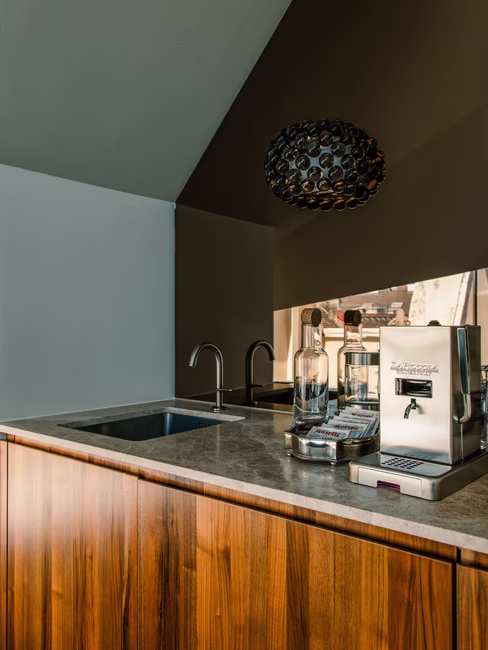 Die Küche im Haus mit der dazugehörigen Kaffeemaschine.
