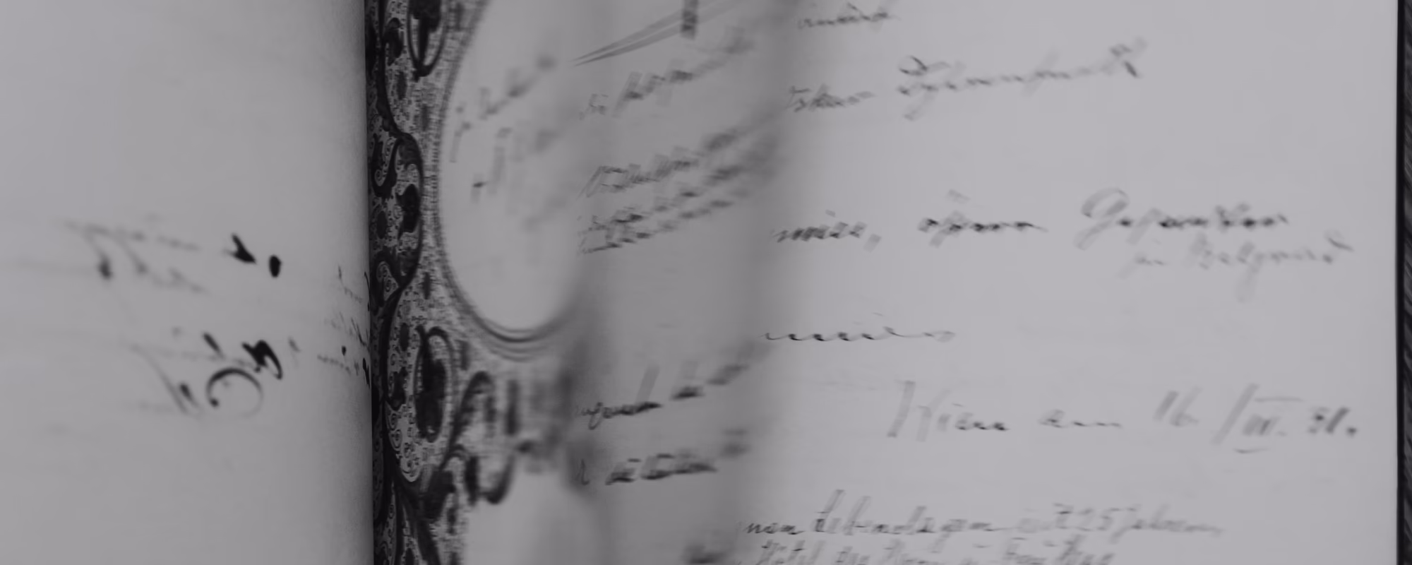 Ein Buch, in dem gerade umgeblättert wird; die schwarze Schrift ist sichtbar, jedoch nicht lesbar.