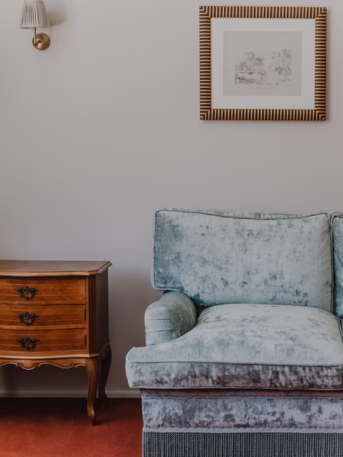 Sitzecke mit Himmelblauen Couch und kleinem Holztisch