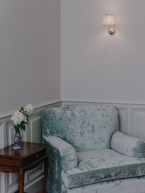 Sitzecke mit gemütlichem Stuhl aus Samt im Himmelblauem Design