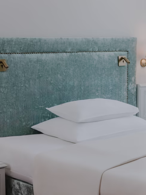 Detailaufnahme Kopfteil von dem Einzelzimmer in himmelblauem Design