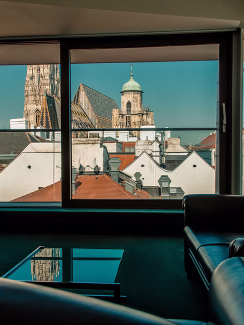 Die wundervolle Aussicht auf die Stadt, die sich vom Sofa aus genießen lässt.
