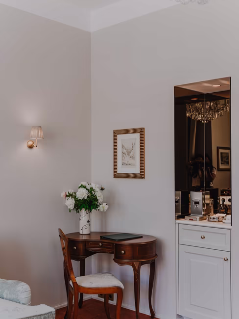 Schreibtisch in der Juniorsuite mit kleiner Tee- und Kaffeebar nebenan