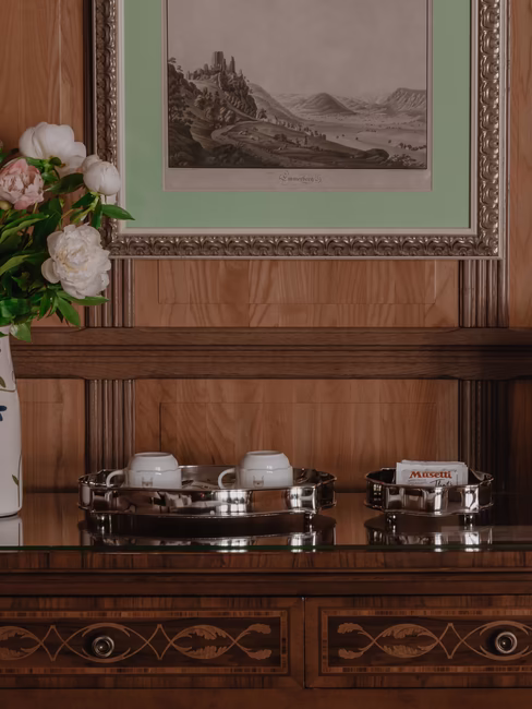 Eine Kaffeemaschine, die mit Blumen dekoriert ist.
