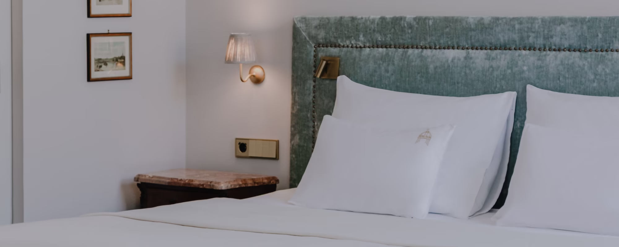 Doppelbett mit himmelblauem Überzug und weißem Polster und Decke