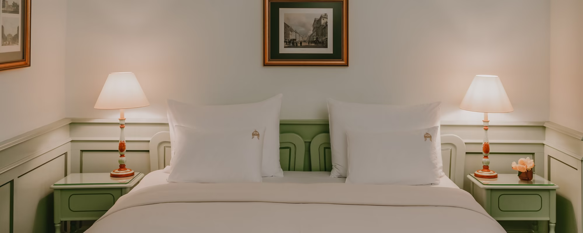 Das gesamte Doppelbett mit zwei Nachttischen.
