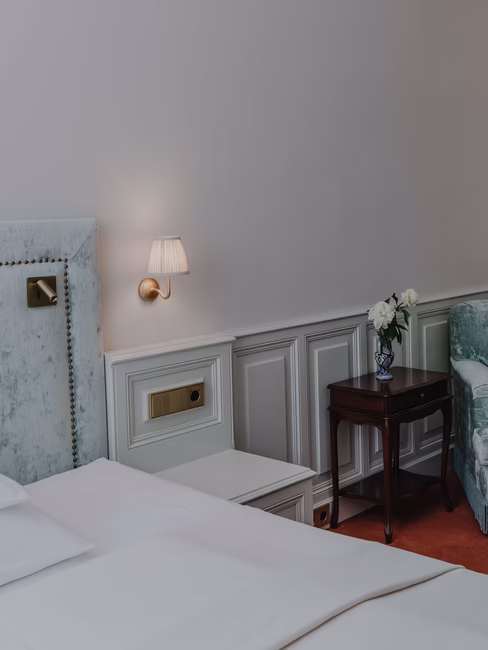 Einzelbett mit Sitzecke und Nachttisch in himmelblauem Design